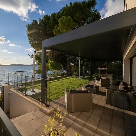 Beachfront Villa La Mer, Veritas - Maid, Babysitting, Breakfast & Boat On Request *