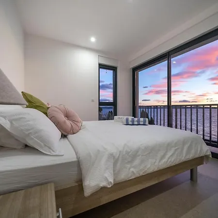 Beachfront Villa La Mer, Veritas - Maid, Babysitting, Breakfast & Boat On Request וילה *