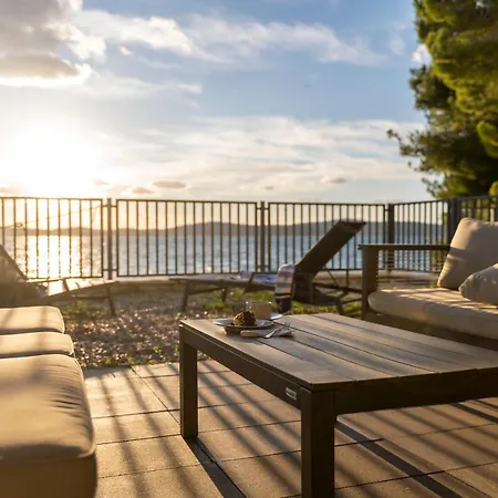 Beachfront Villa La Mer, Veritas - Maid, Babysitting, Breakfast & Boat On Request * ביבינייה