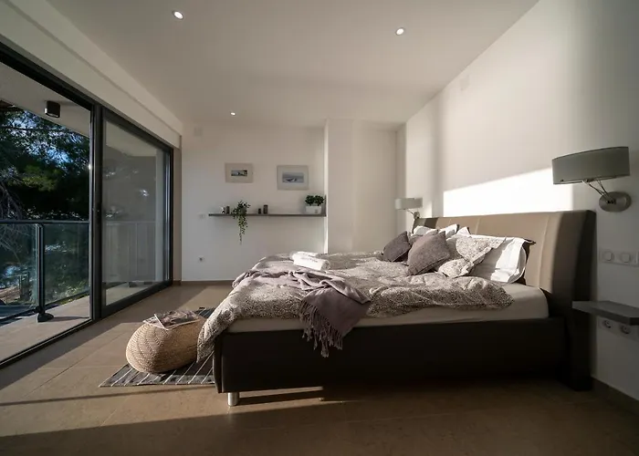 Beachfront Villa La Mer, Veritas - Maid, Babysitting, Breakfast & Boat On Request וילה ביבינייה