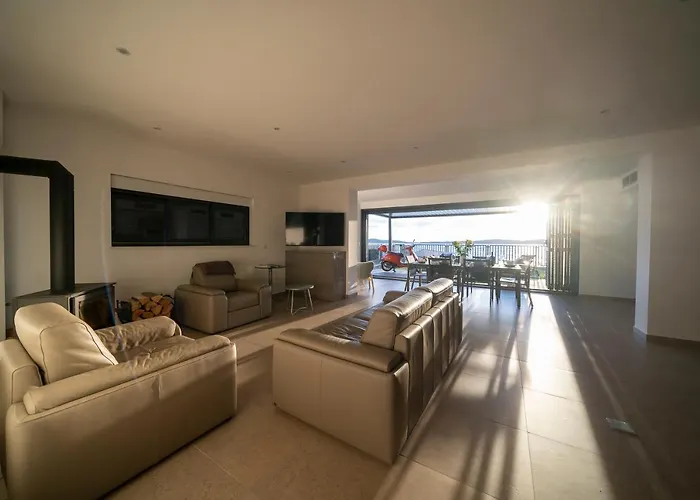 Beachfront Villa La Mer, Veritas - Maid, Babysitting, Breakfast & Boat On Request וילה