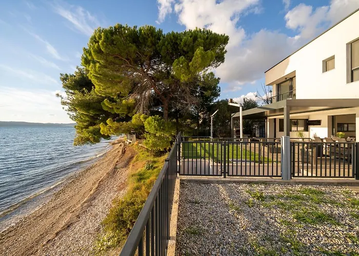 Beachfront Villa La Mer, Veritas - Maid, Babysitting, Breakfast & Boat On Request וילה ביבינייה