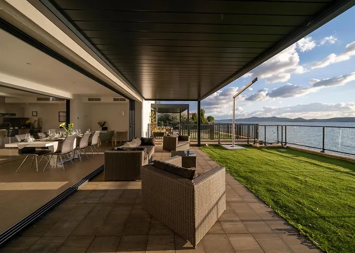 Beachfront Villa La Mer, Veritas - Maid, Babysitting, Breakfast & Boat On Request ביבינייה