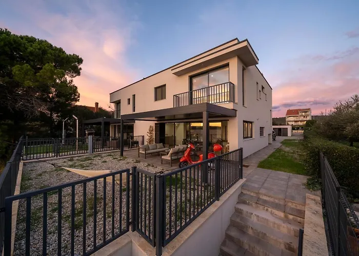 Beachfront Villa La Mer, Veritas - Maid, Babysitting, Breakfast & Boat On Request וילה
