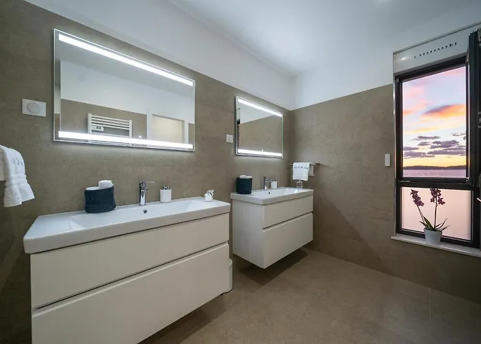 Beachfront Villa La Mer, Veritas - Maid, Babysitting, Breakfast & Boat On Request * ביבינייה