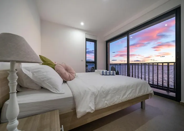 Beachfront Villa La Mer, Veritas - Maid, Babysitting, Breakfast & Boat On Request וילה *