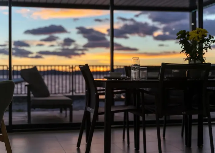Beachfront Villa La Mer, Veritas - Maid, Babysitting, Breakfast & Boat On Request ביבינייה