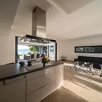 Beachfront Villa La Mer, Veritas - Maid, Babysitting, Breakfast & Boat On Request فيلة *