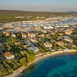 Beachfront Villa La Mer, Veritas - Maid, Babysitting, Breakfast & Boat On Request فيلة