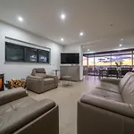 Beachfront Villa La Mer, Veritas - Maid, Babysitting, Breakfast & Boat On Request بيبينيا